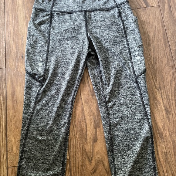 NEW Capri Leggings, gray with pocket on each side & inside one - Picture 6 of 6